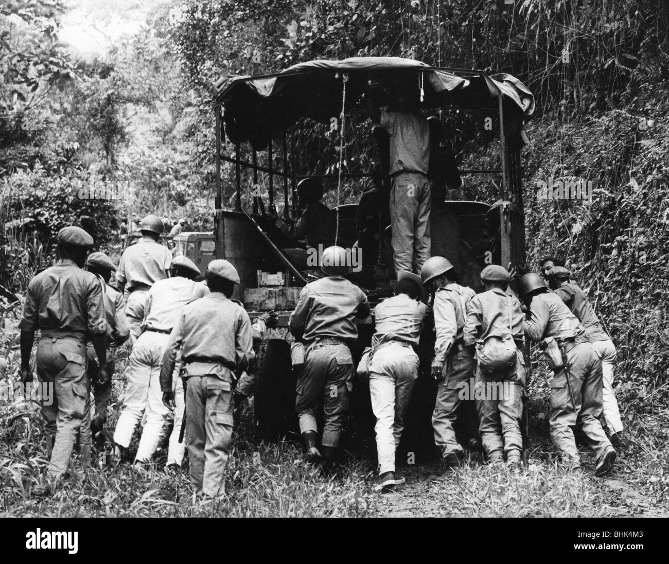 geography / travel, Congo, Simba uprising 1964 - 1965, mercenaries towing a stucked truck, November 1964, Congo crisis, Civil War, Africa, military, advance, 20th century, historic, historical, lorry, jungle, 1960s, people, Stock Photo