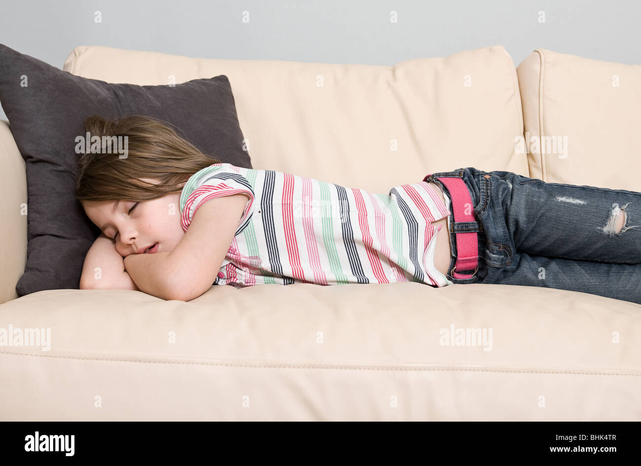 Спящие девушки на диване