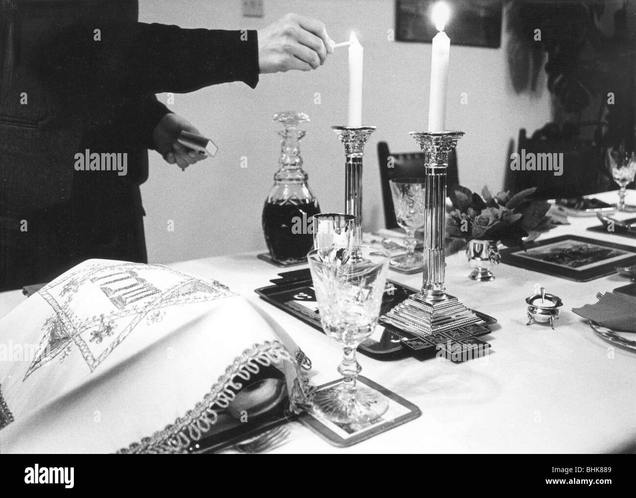 Shabbat candle lighting hires stock photography and images Alamy
