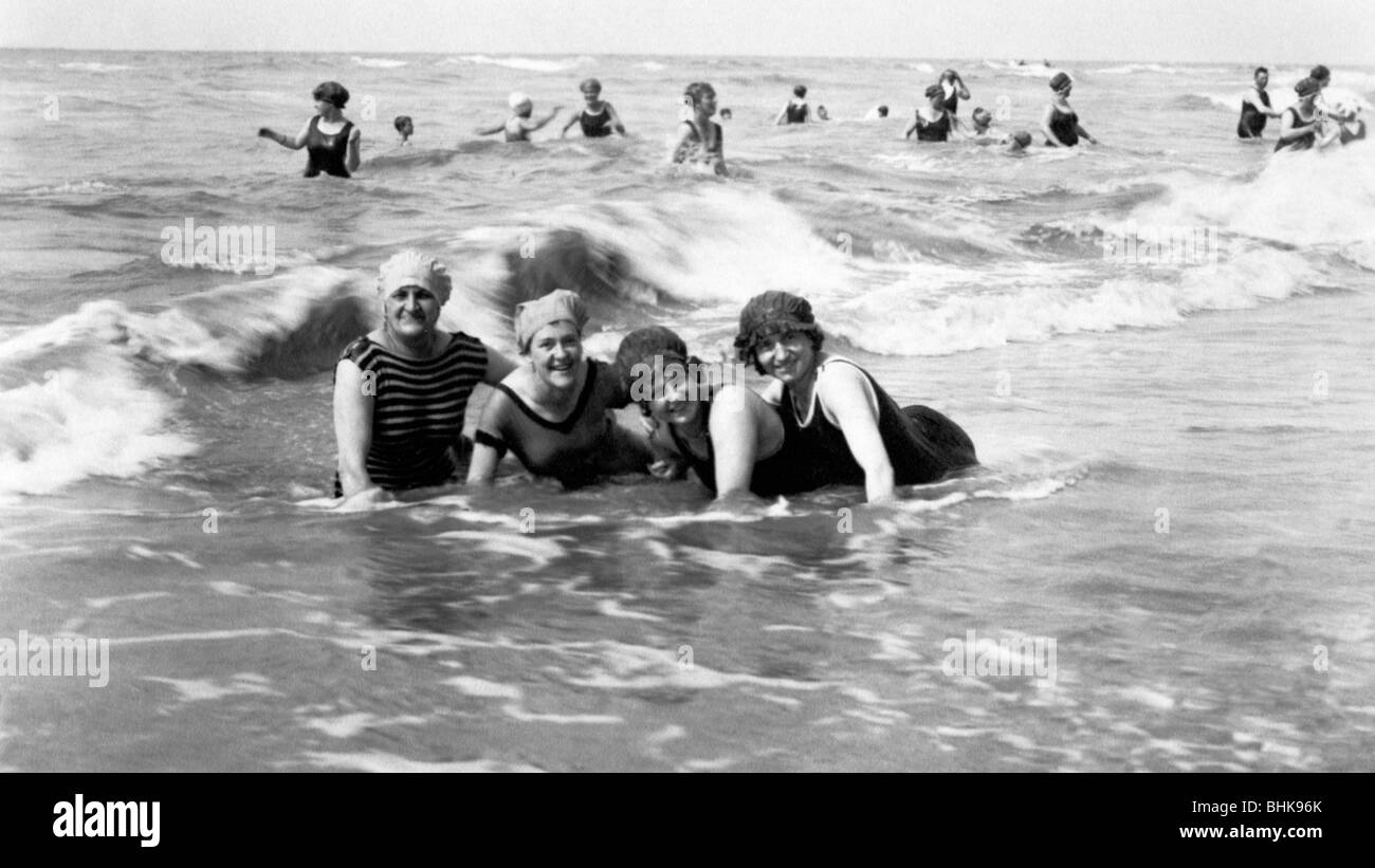 bathing, lido, bathing women at the beach of Noordwijk an Zee, Holland, summer 1920, Stock Photo