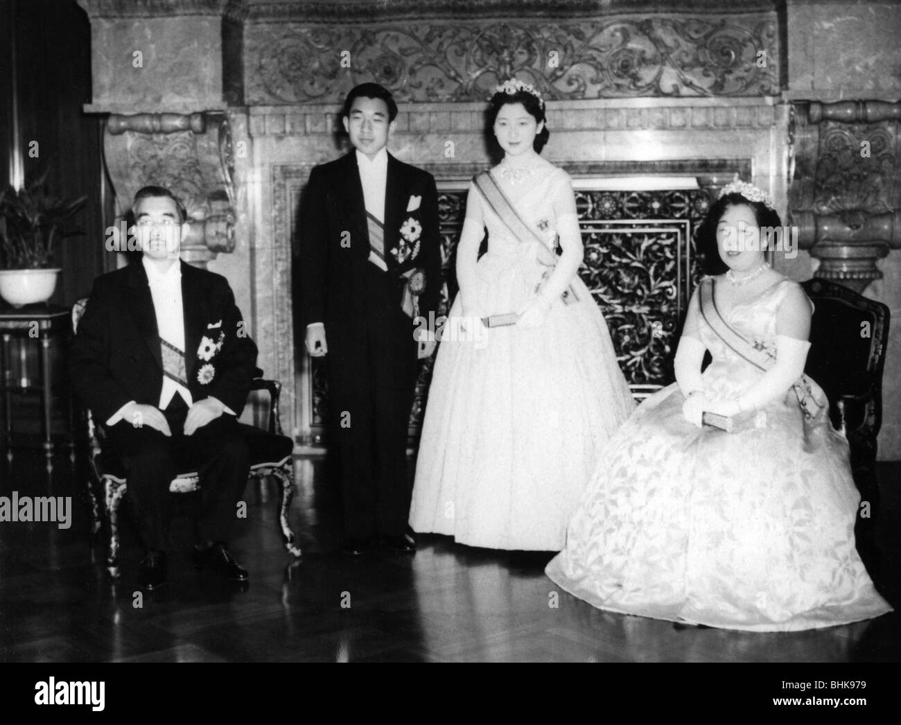 Akihito, * 23.12.1933, Emperor (tenno) of Japan since 7.1.1989, full length, wedding, with Michiko, 10.4.1959, sitting: Emperor Hirohito and Empress Kojun, Stock Photo