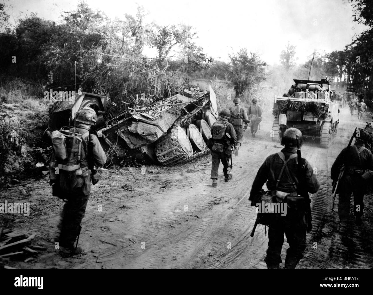 events, Second World War / WWII, France, Invasion 1944, advancing American troops, in the roadside ditch a destroyed German tank PzKw V 'Panther', summer 1944, Stock Photo