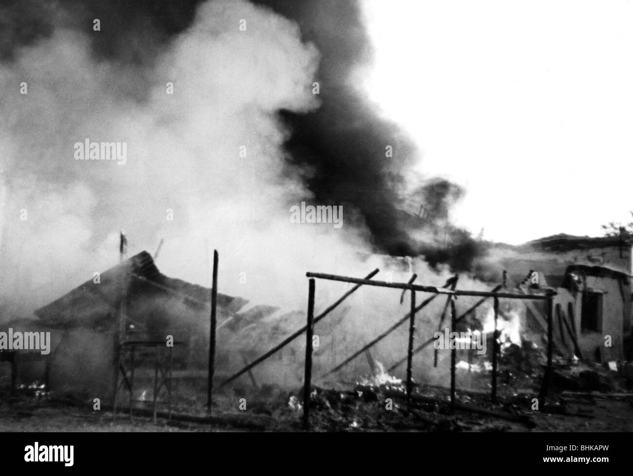 events, Second World War / WWII, Russia 1942 / 1943, burning house, circa 1942, fire, destruction, 20th century, historic, historical, Eastern Front, USSR, Soviet Union, flames, 1940s, Stock Photo