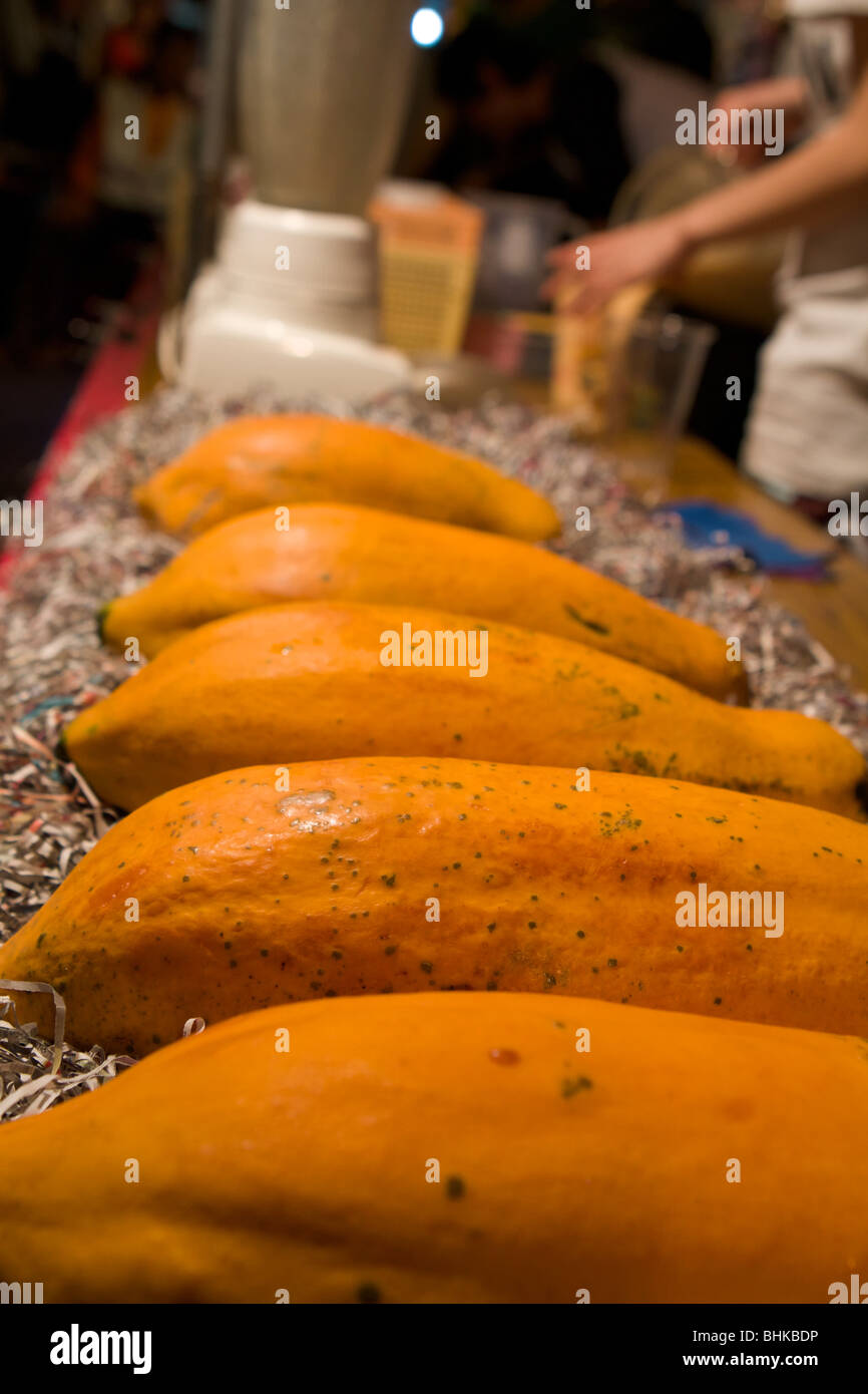 papayas on the kenting market Stock Photo