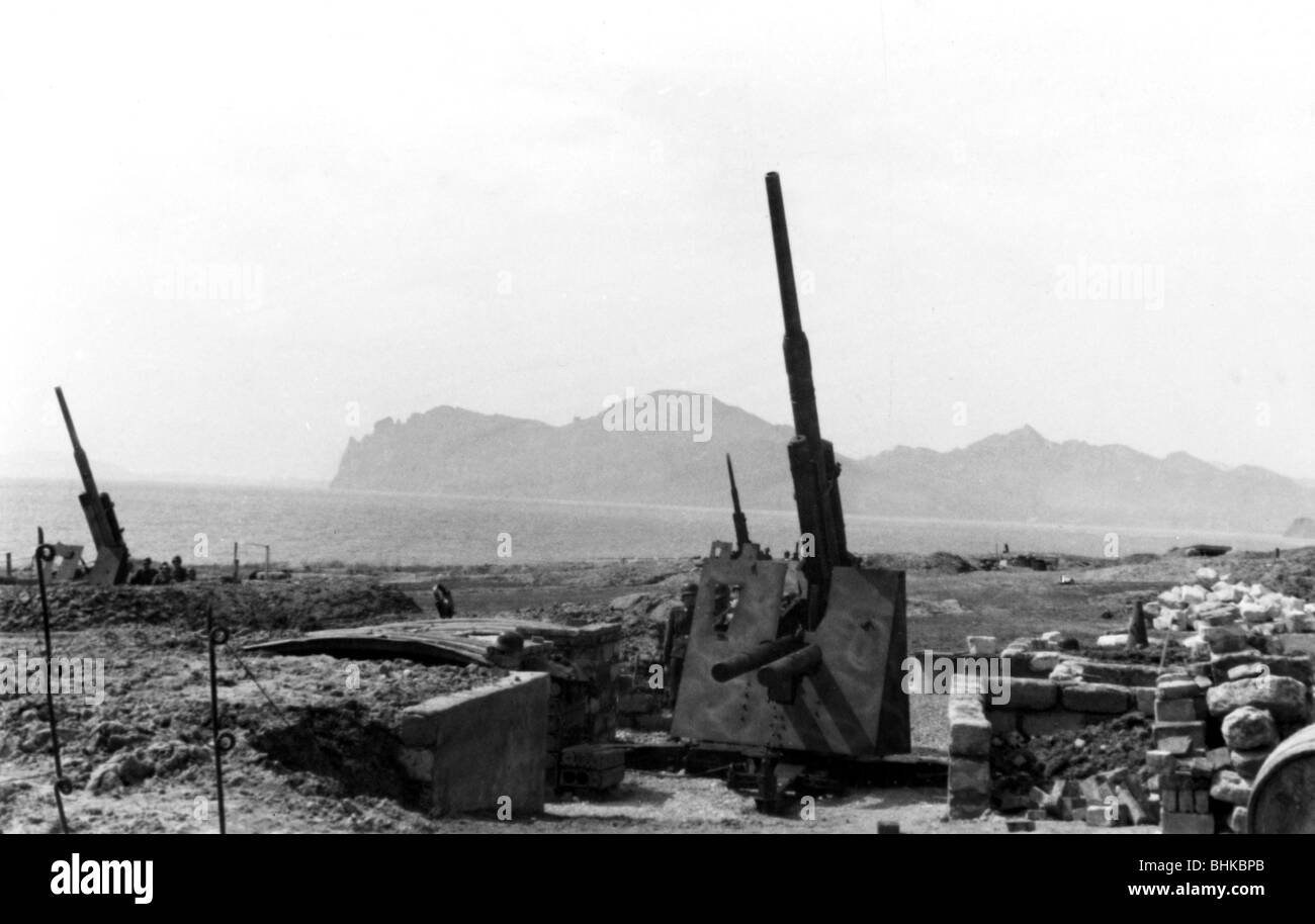 events, Second World War / WWII, Russia 1944 / 1945, Crimea, German anti-aircraft gun emplacement near Sevastopol, spring 1944, 8.8 cm Flak 36/37 with protective shield, 88 mm, AA, Wehrmacht, Third Reich, military, 20th century, historic, historical, Eastern Front, USSR, Soviet Union, coast, Luftwaffe, antiaircraft, Ivan Baba, gun, guns, people, 1940s, Stock Photo