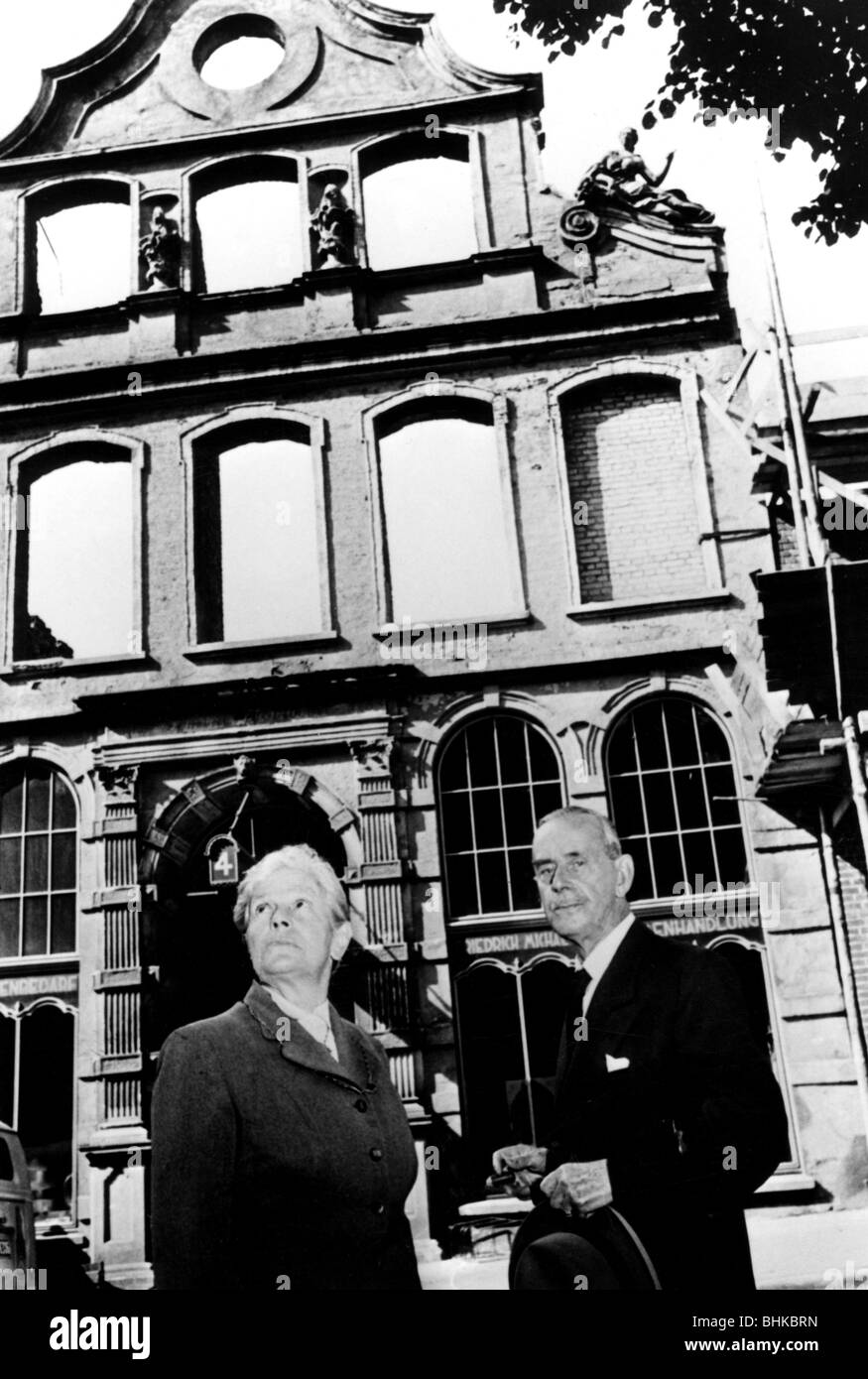 Mann, Thomas, 6.6.1875 - 12.8.1955, German author / writer, with wife Katja in front the house 4 Mengstrasse, Luebeck, 1953, , Stock Photo