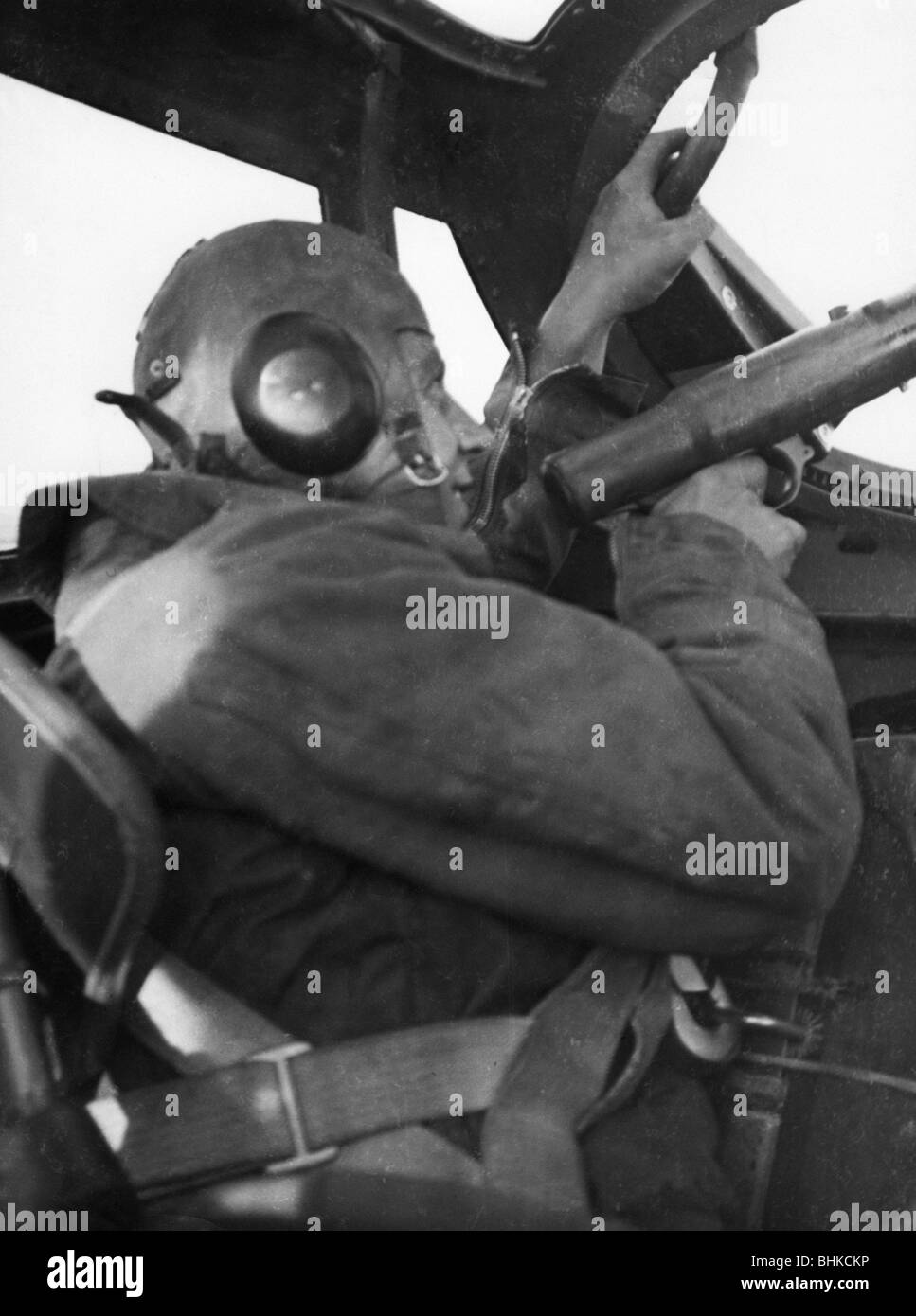 events, Second World War / WWII, aerial warfare, aircraft, details / interiors, rear gunner of a German bomber Dornier Do 17 at his machinegun, circa 1940, Stock Photo