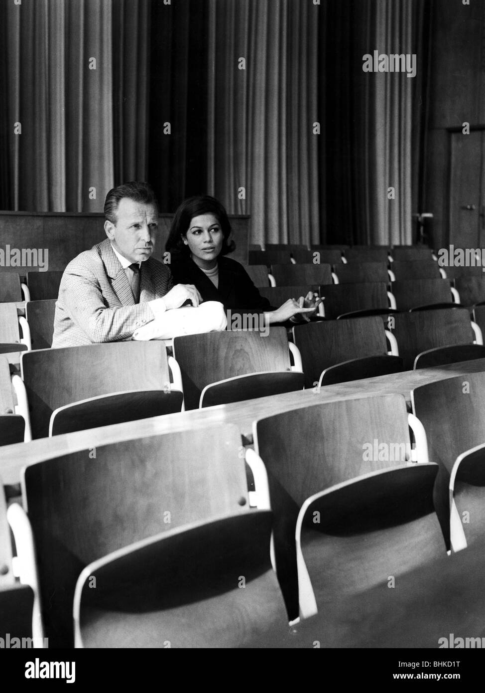 Elsner, Hannelore, * 26.7.1942, German actress, with Georg Thomalla, in an auditorium of the University Dental Clinic Berlin, May 1965, Stock Photo