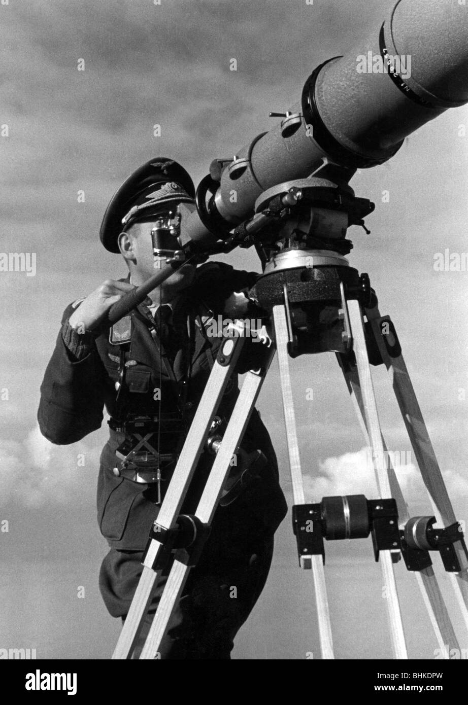 events, Second World War / WWII, aerial warfare, persons, Luftwaffe war correspondent taking photos of the English coast with a telecamera, Calais, France, autumn 1940, Stock Photo