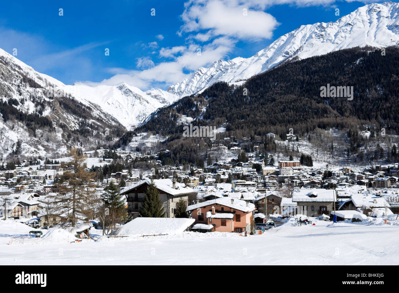 view-over-the-resort-of-courmayeur-from-dolonne-courmayeur-aosta
