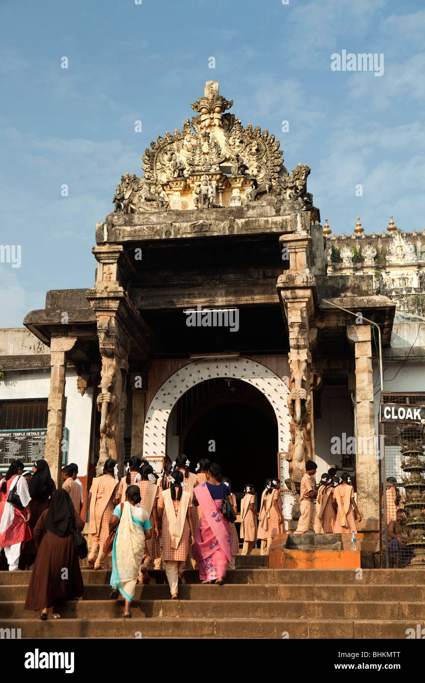 India, Kerala, Thiruvananthapuram, (Trivandrum), Sri Padmanabhaswamy Hindu Temple pilgrims at entrance Stock Photo
