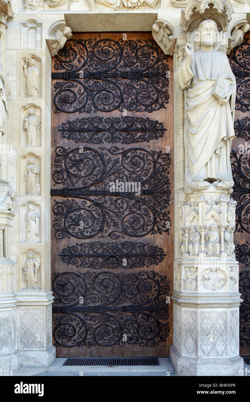 Door at Notre Dame de Paris Cathedral, Paris, France Stock Photo Alamy