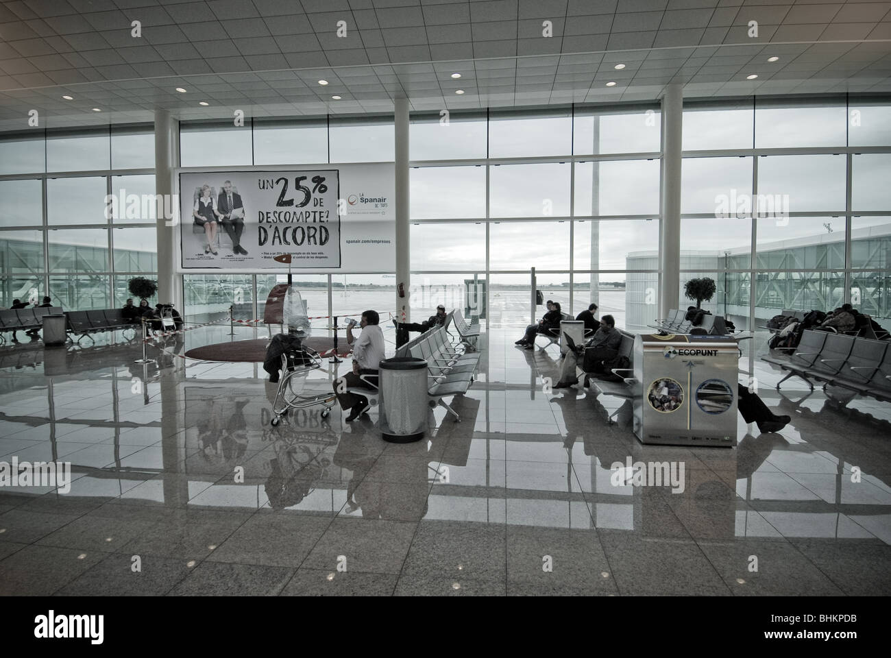 Passengers wait flight terminal hi-res stock photography and images - Alamy