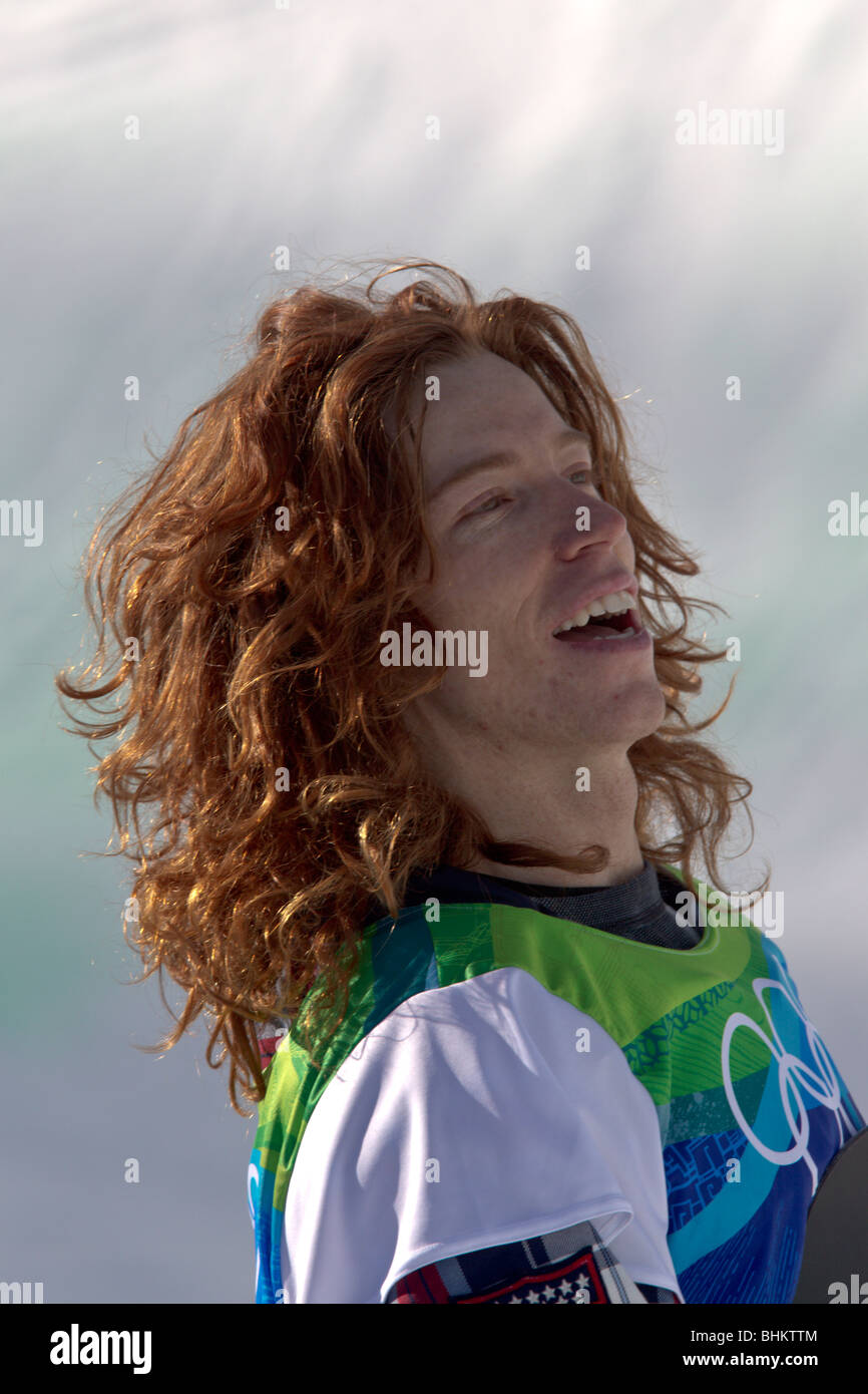 Shaun White (USA), gold medal winner, competing in the Men's Snowboard  Halfpipe event at the 2010 Olympic Winter Games Stock Photo - Alamy