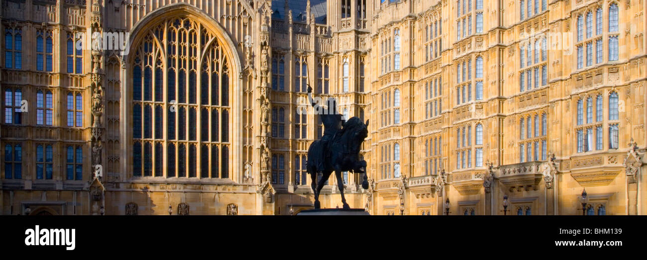 London, Greater London, England. Equestrian statue of Richard the Lionheart in front of the Houses of Parliament. Stock Photo
