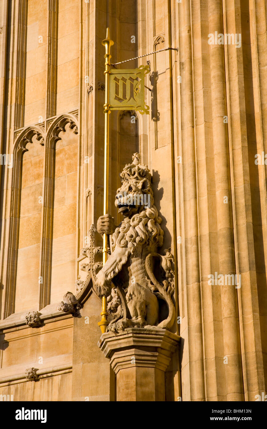 London, Greater London, England. Lion statue beside the Sovereign's Entrance to the Houses of Parliament. Stock Photo