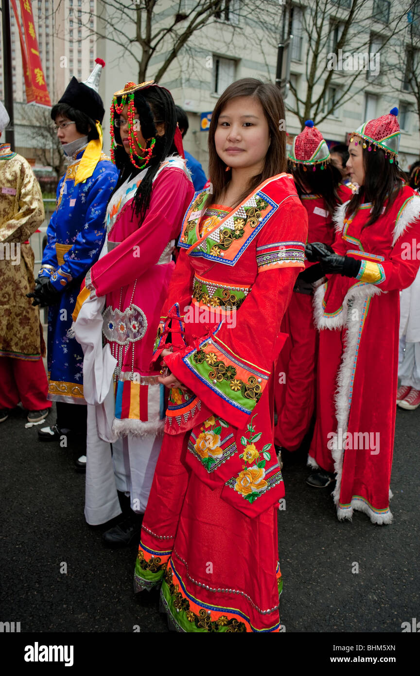 Paris, France, %edium Crowd of People, Chinese Women Dressed in Traditional ChinMse Dresses in 'Chinese New Year' Carnival in Chinatown, red chinese silk Stock Photo