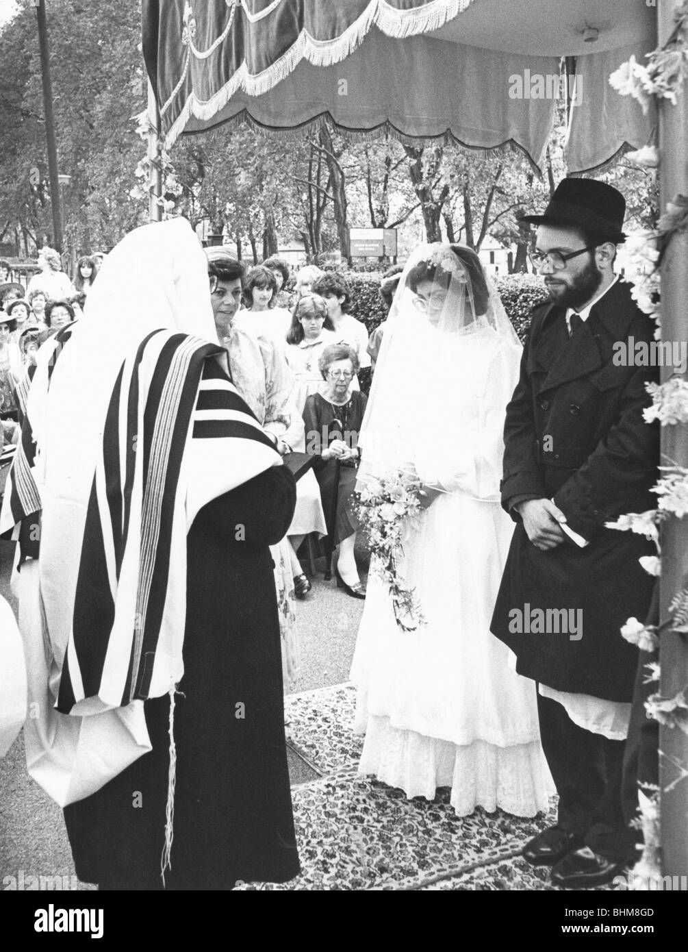 Open-air wedding, Dollis Hill Synagogue, London, 2 September 1984. Artist: Unknown Stock Photo