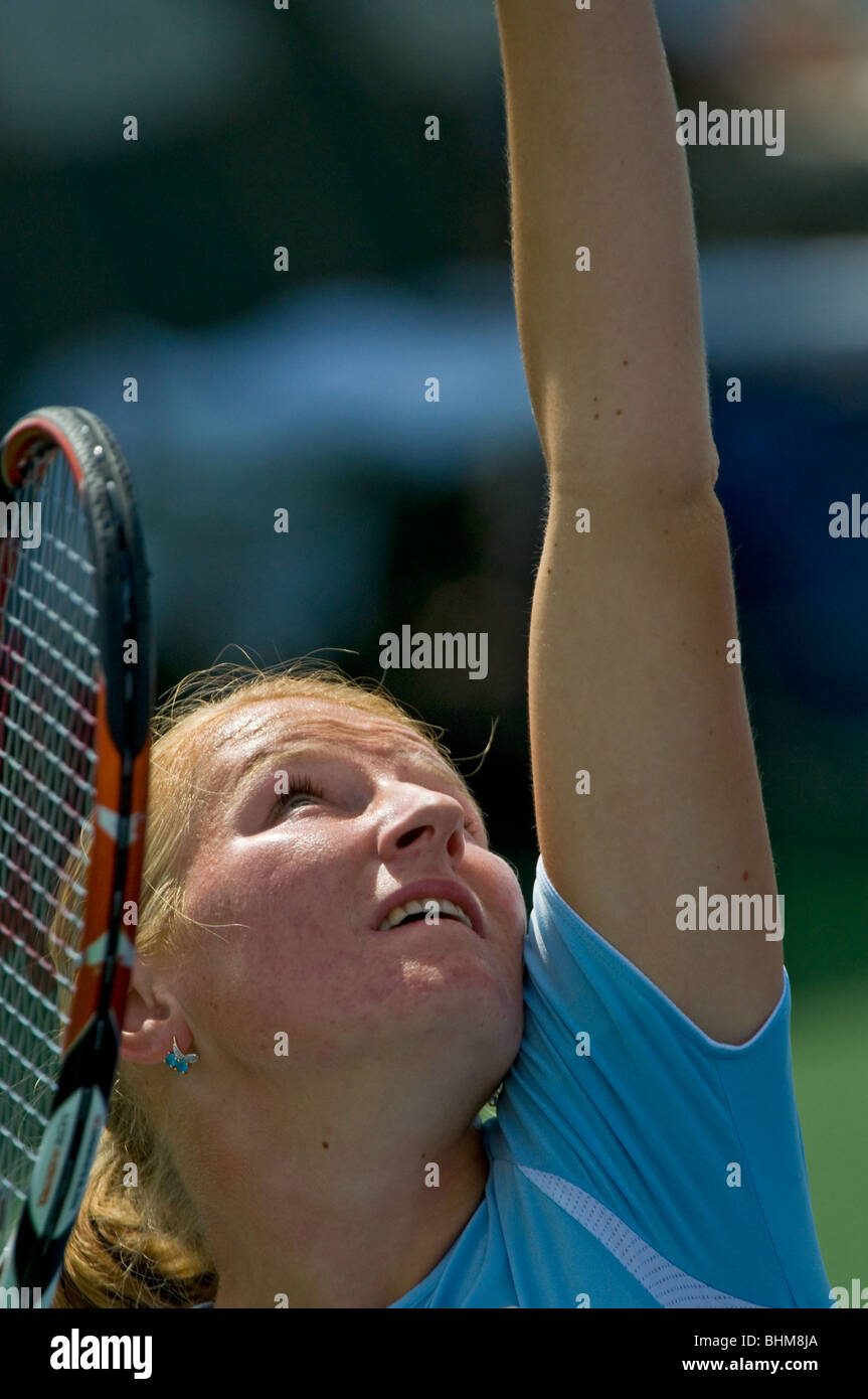 Alla Kudryavtseva serves the ball at the 2009 BNP Open, Indian Wells, California Stock Photo