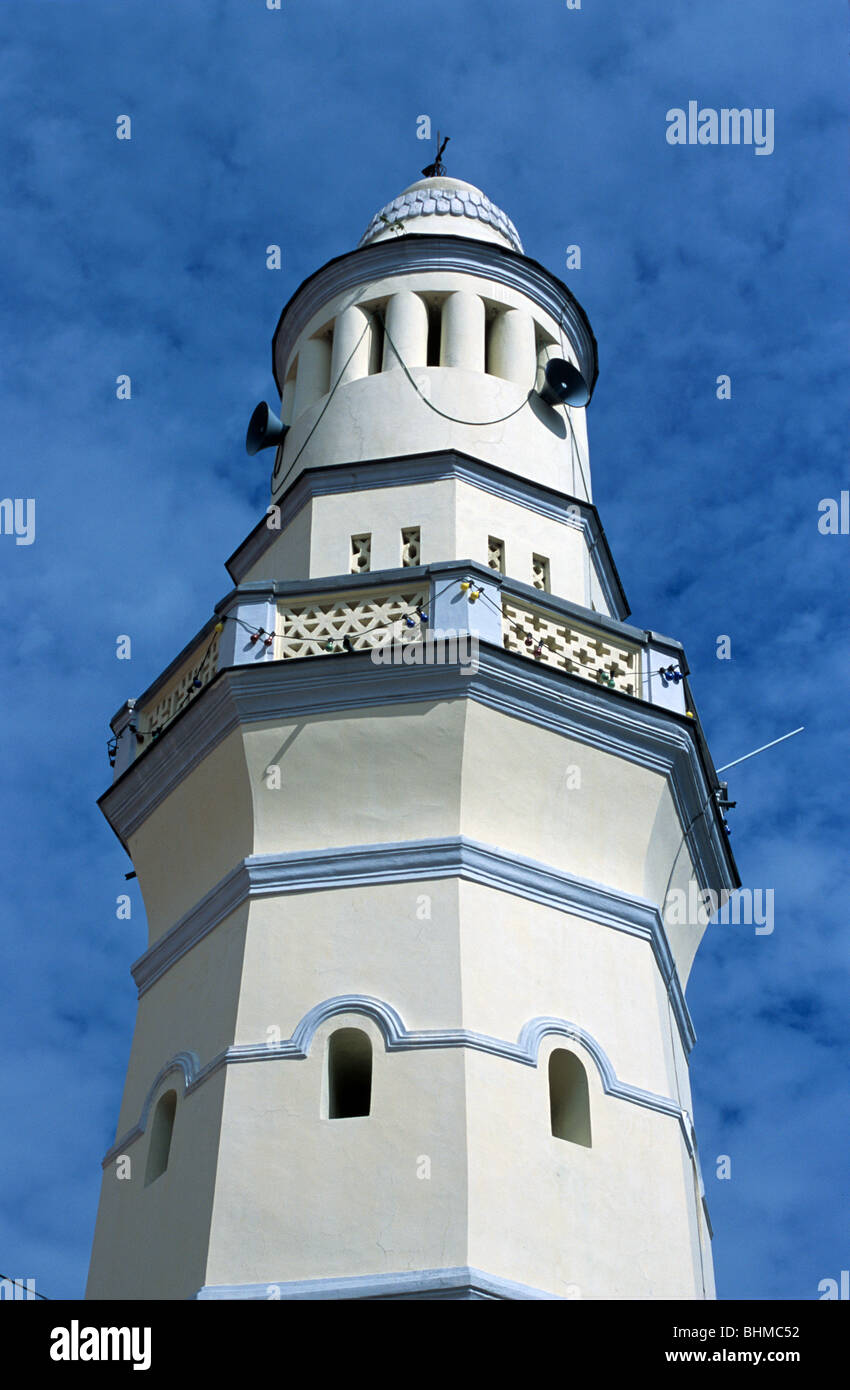 White Minaret of Lebuh Aceh Mosque or Acheen Street Mosque (1808), Acehnese Mosque with Egyptian Style Minaret, George Town, Penang, Malaysia Stock Photo