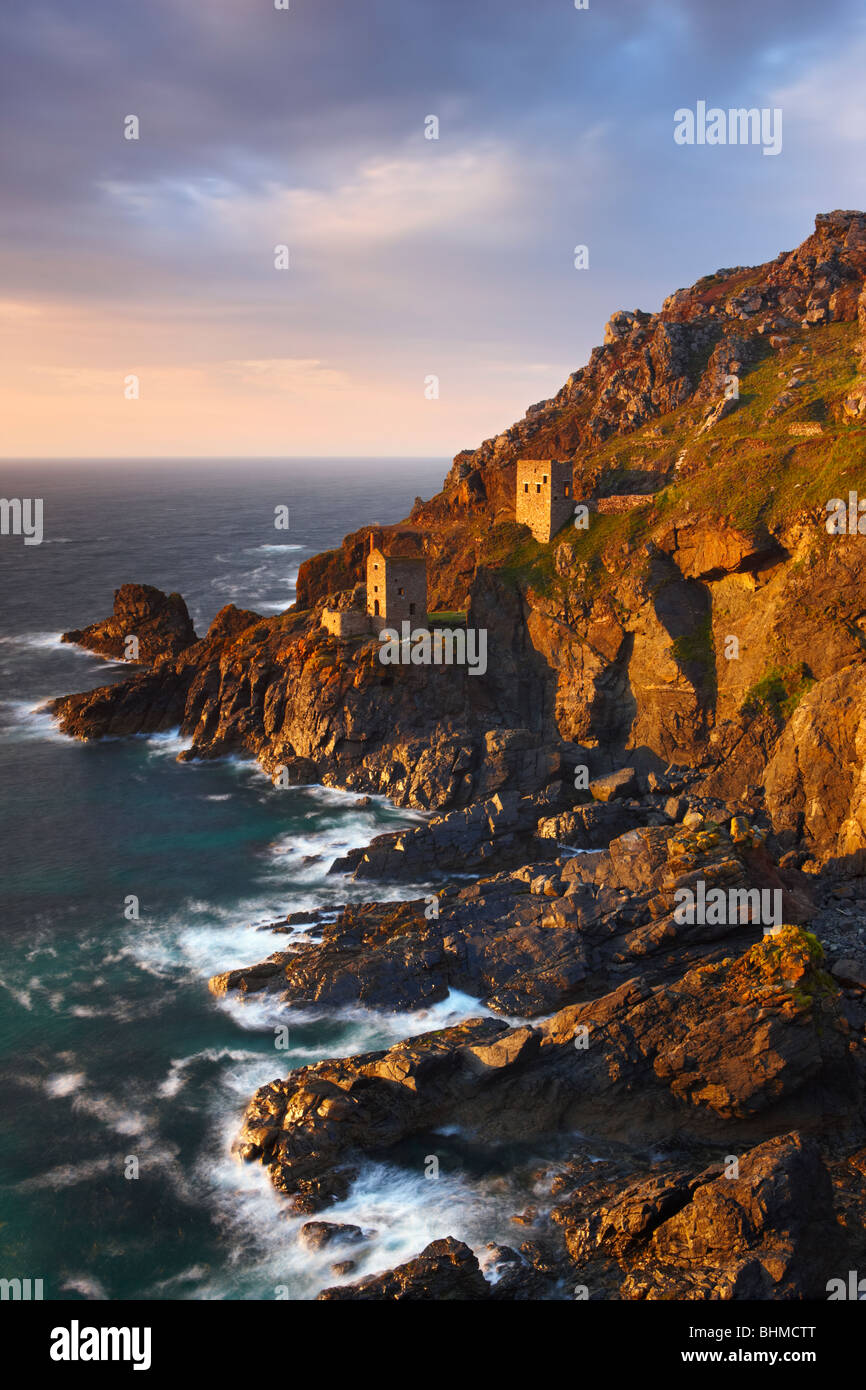 The Crowns engine houses, Botallack. Precariously situated just above the Atlantic ocean upon the rugged cliffs. Stock Photo