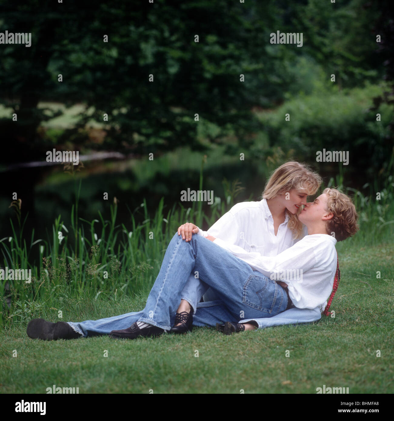 Couple kissing park uk hi-res stock photography and images - Alamy