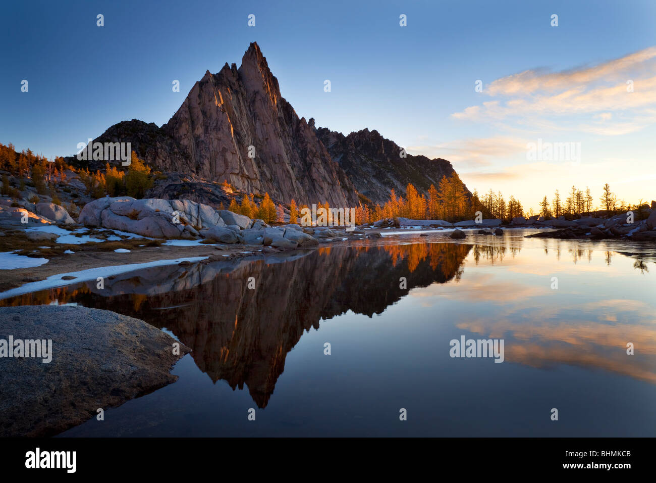 Sunrise at Gnome Tarn in the Enchantments Lakes wilderness Stock Photo