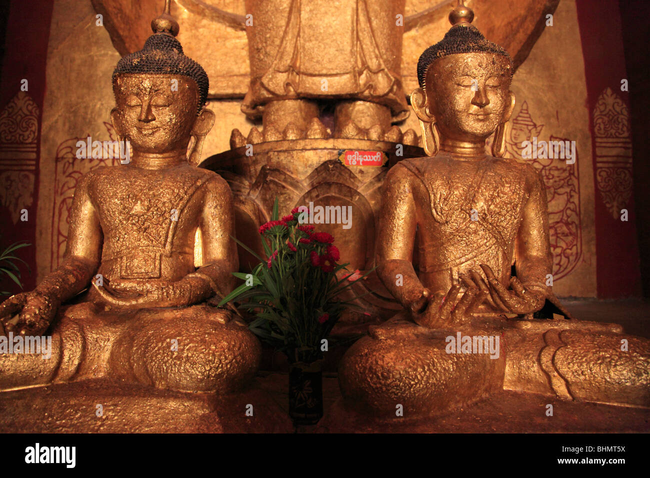 Myanmar, Burma, Bagan, Ananda Temple, King Kyanzittha and Monk Shin Arahan statues Stock Photo