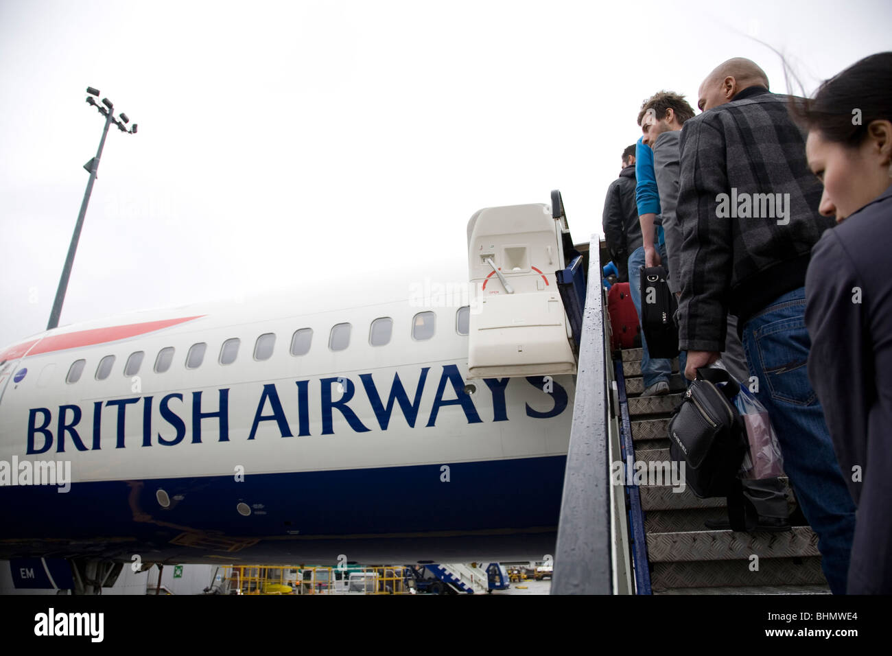 Passengers boarding plane queue hires stock photography and images Alamy