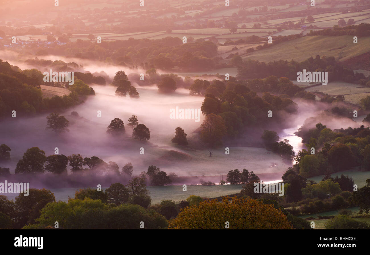 Mist lingers in the Usk Valley at dawn, Brecon Beacons National Park, Powys, Wales, UK. Autumn (October) 2009 Stock Photo