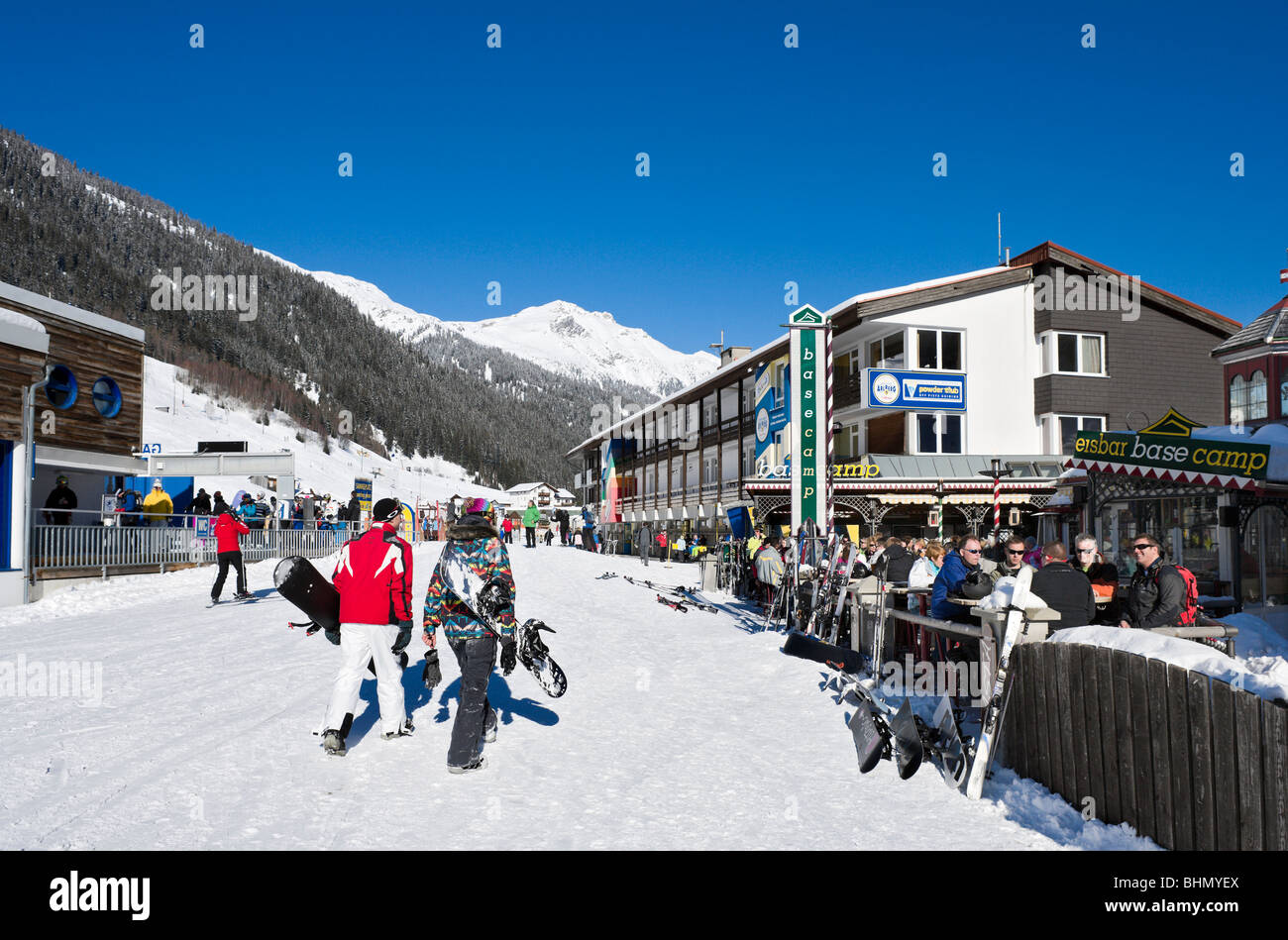 Base Camp cafe bar at the bottom of the Galzig lift, St Anton, Arlberg ski region, Vorarlberg, Austria Stock Photo