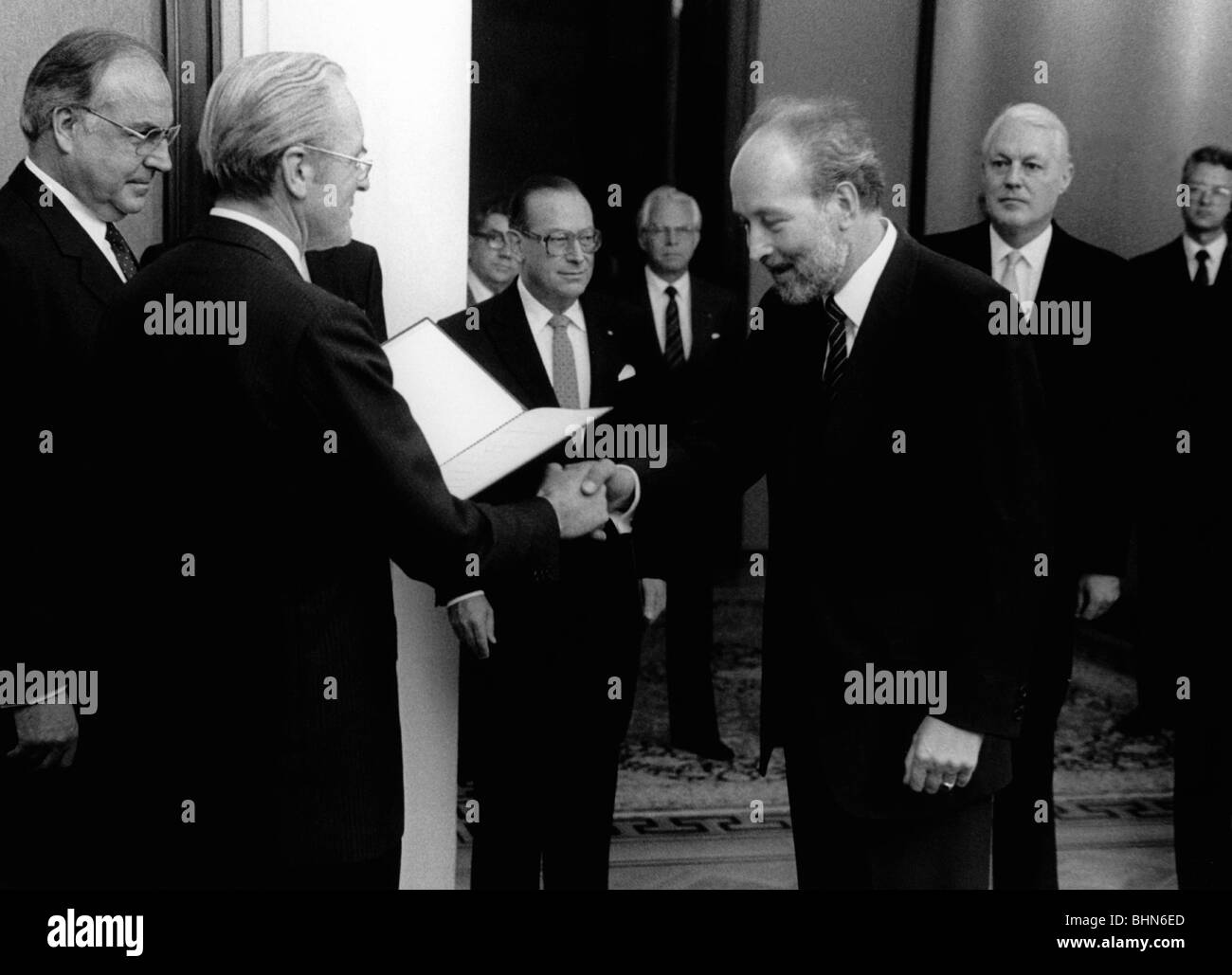 Engelhard, Hans Arnold, 16.3.1934 - 11.3.2008, German politician (FDP), Federal Minister of Justice 4.10.1982 - 18.1.1991, appointment, Bonn, Germany, Villa Hammerschmidt, handshake with the President of Germany Karl Carstens, Stock Photo