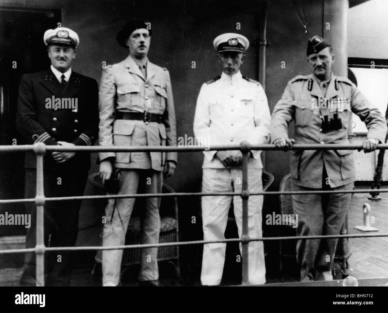 Gaulle, Charles de, 22.11.1890 - 9.11.1970, French general, politician, Leader of the Free French Forces 1940 - 1945, full length, on board of the 'Pennland', on the way to Dakar, right: General Edward Spears, September 1940, Stock Photo