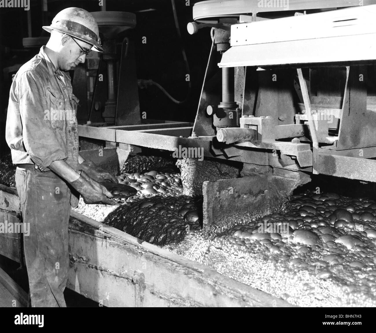 industry, metal, bley, extraction of bley fluid, processing for bars, Mount Isa, Australia, 1950s, , Stock Photo