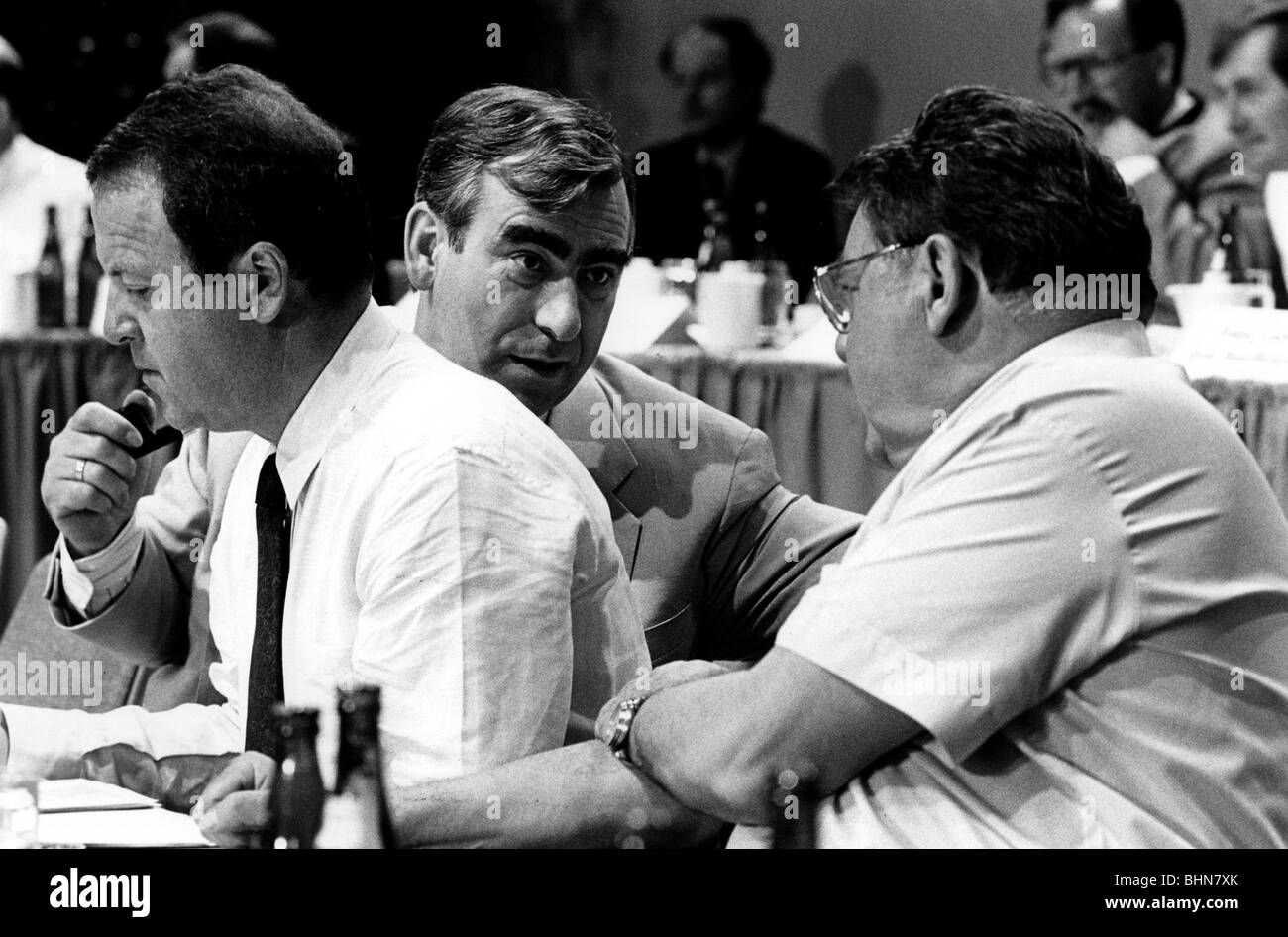 Waigel, Theodor 'Theo', * 22.4.1939, German politician (CSU), talking to the Bavarian Prime Minister Franz Josef Strauss, left: CSU general secretary Gerold Tandler, CSU party congress, Frankenhalle, Nüremberg, 21.6.1986, Germany, politics, talk, conversation, Bavaria, talking, male, man, men, 1980s, 20th century, people, Nuremberg, Nueremberg, Stock Photo