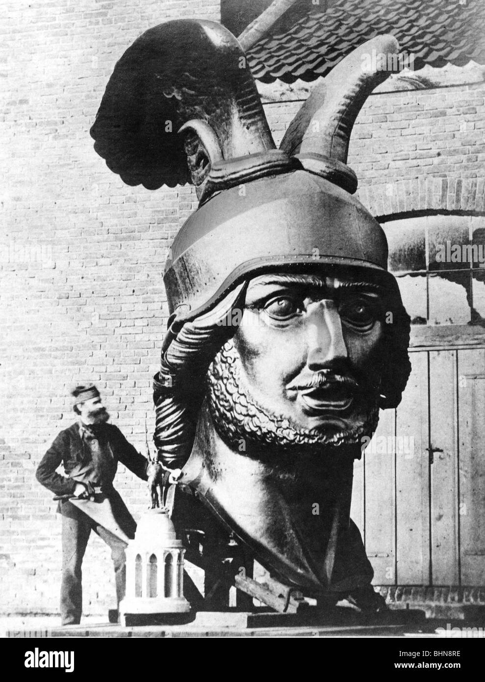 Bandel, Ernst von, 17.5.1800 - 25.9.1876, German sculptor, full length, beside Bronze head of Hermannsdenkmal (Hermann Monument) and construction, 19th century, Stock Photo