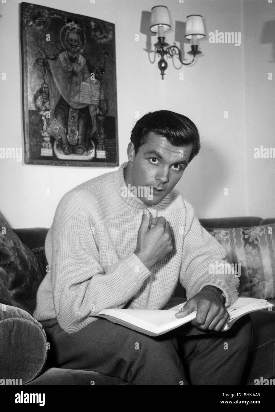 Sailer, Anton Engelbert 'Toni', 17.11.1935 - 24.8.2009, Austrian athlete (Ski Aplin) and actor, half length, homestory, reading, 1950s, , Stock Photo