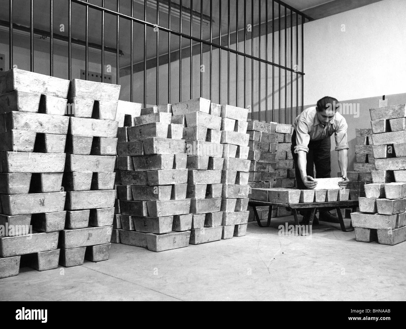 metal, silver, safe with silver bars, Degussa company, man piling bars, Frankfurt am Main, Germany, 1950s, Stock Photo