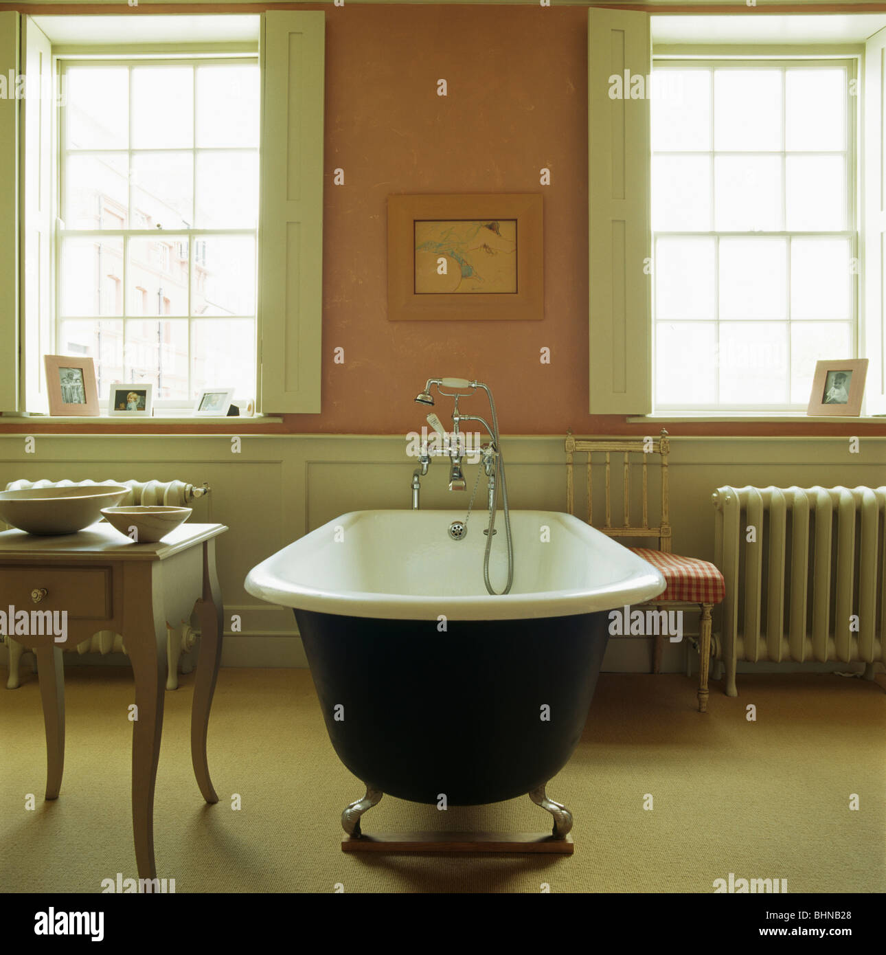 Roll top bath pink hi-res stock photography and images - Alamy