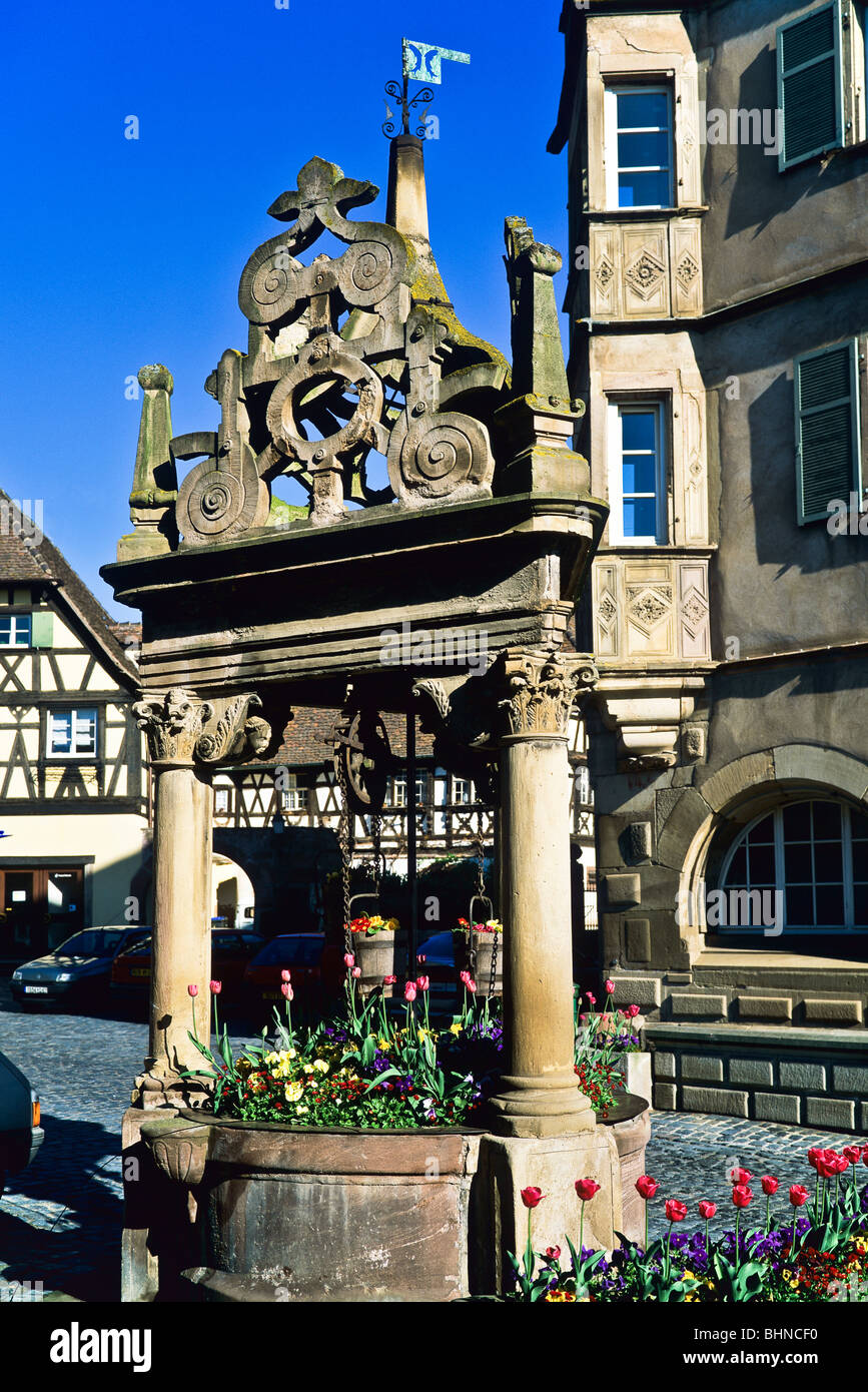 Puits a 6 seaux hires stock photography and images Alamy