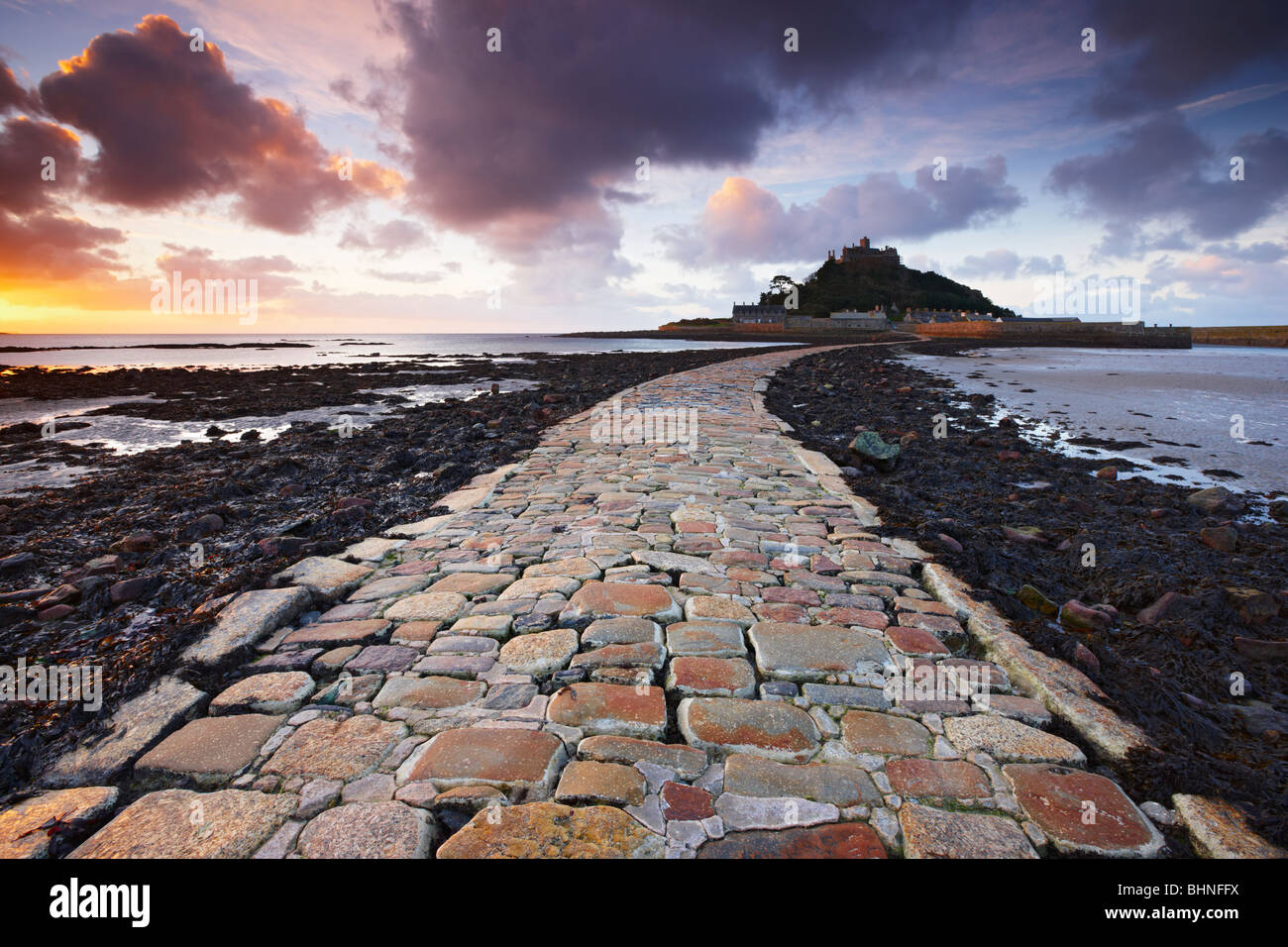 Low tide reveals a view of the cobbled causeway that connects St Michael's Mount with the mainland Stock Photo