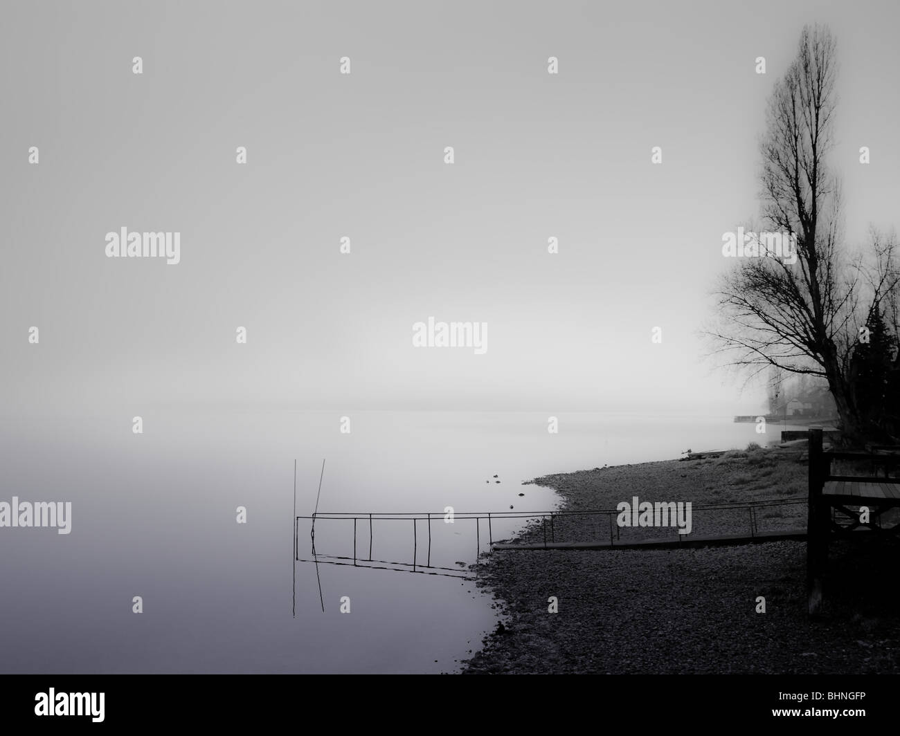 Nebelbild eines Stegs auf der Insel Reichenau im Bodensee Stock Photo