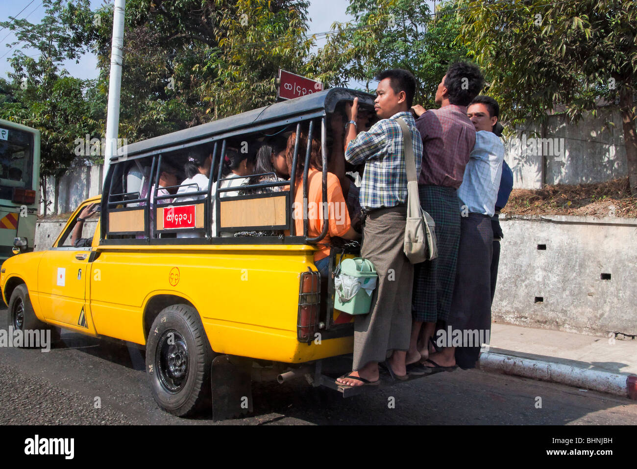 How to get to Mmk Fashion in Popular Velha by Bus?