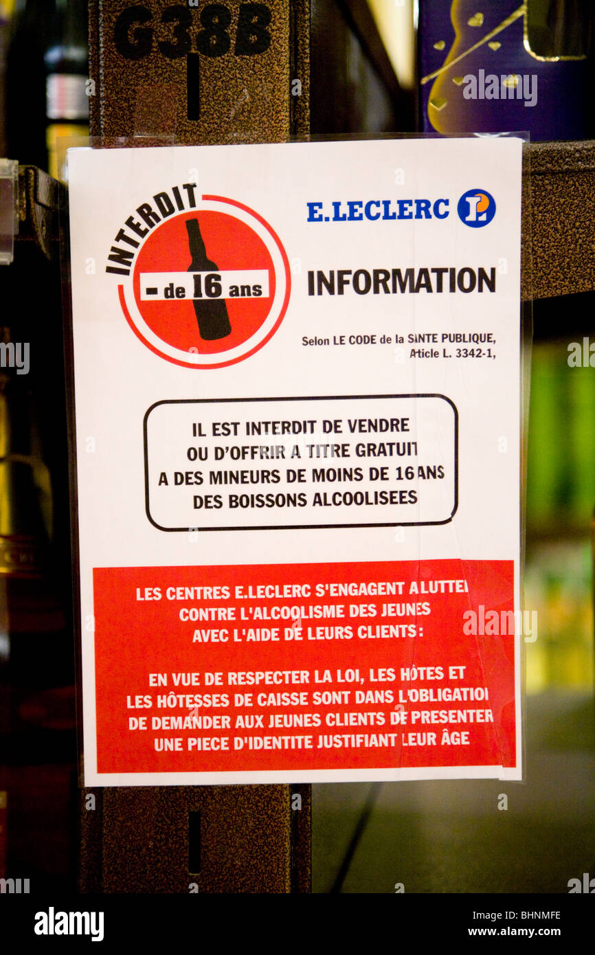 Warning sign regarding under age limit – 16 years / limits buying alcohol / alcoholic drink / drinks. French supermarket. France Stock Photo