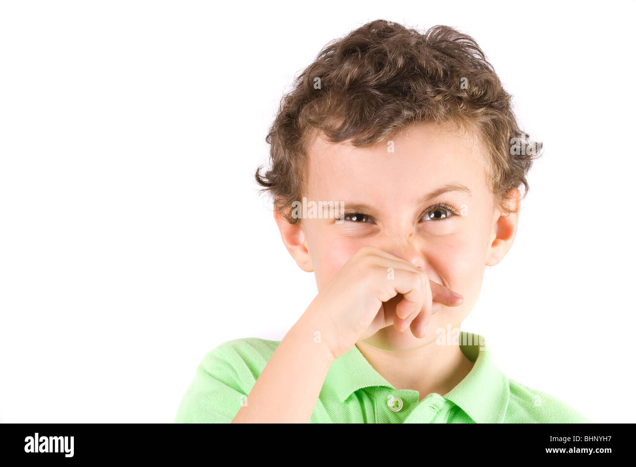 Дети воняют. Детям о неприятных запахах. Мальчик вытирает нос рукавом. Плохо пахнет мальчик.