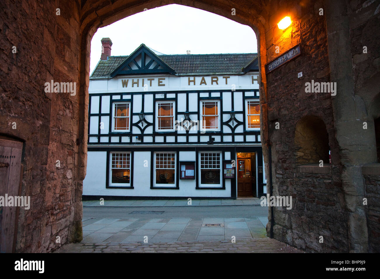 The White Hart Hotel, Sadler Street, Wells, Somerset UK. Seen through the arch to Cathedral Green. Stock Photo