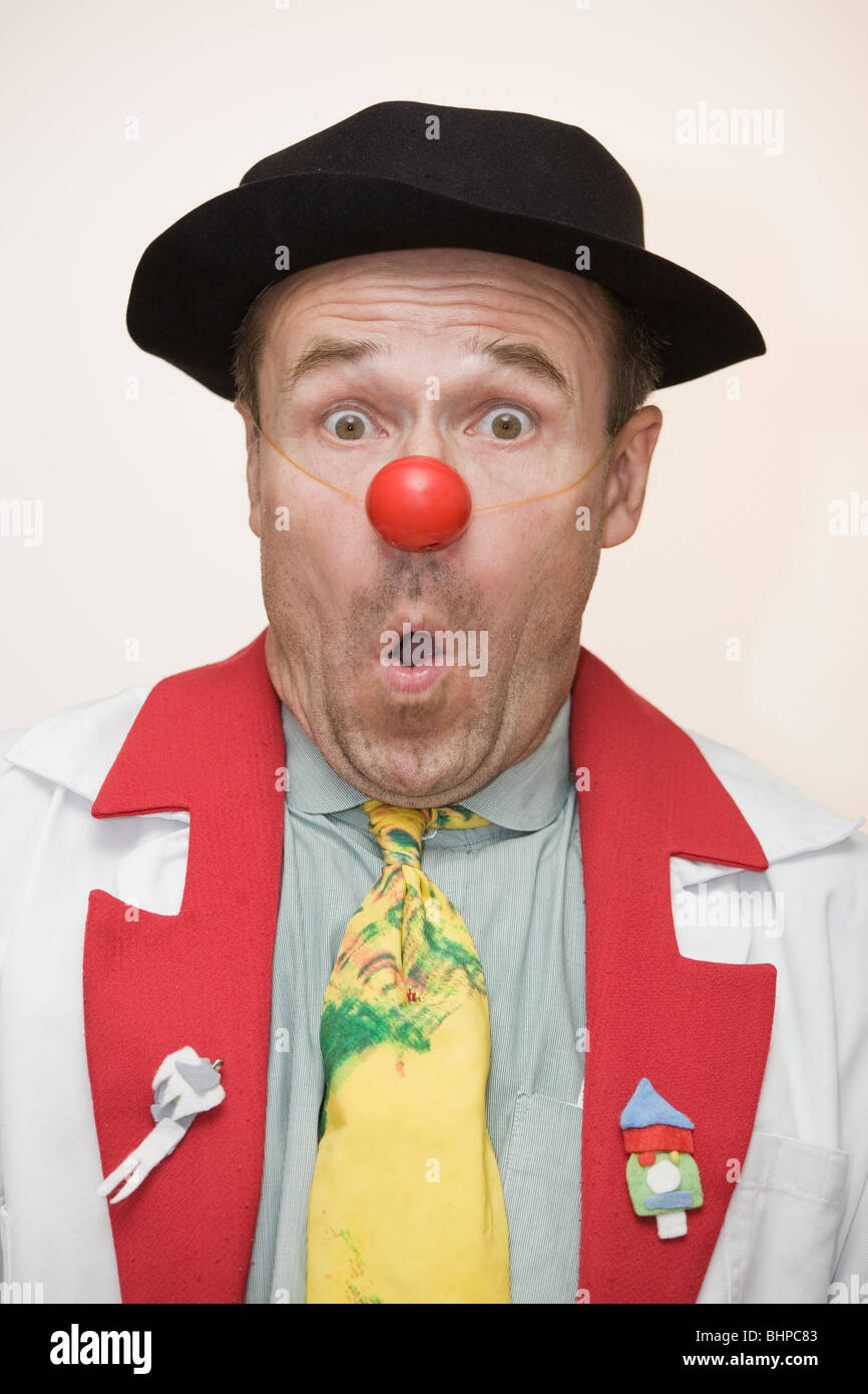 Клоун идиот. Отпускайте идиотов и клоунов из своей жизни цирк должен. Отпускайте клоунов из своей жизни цирк должен гастролировать. Глупый клоун. Клоуны-убийцы из космоса фильм.