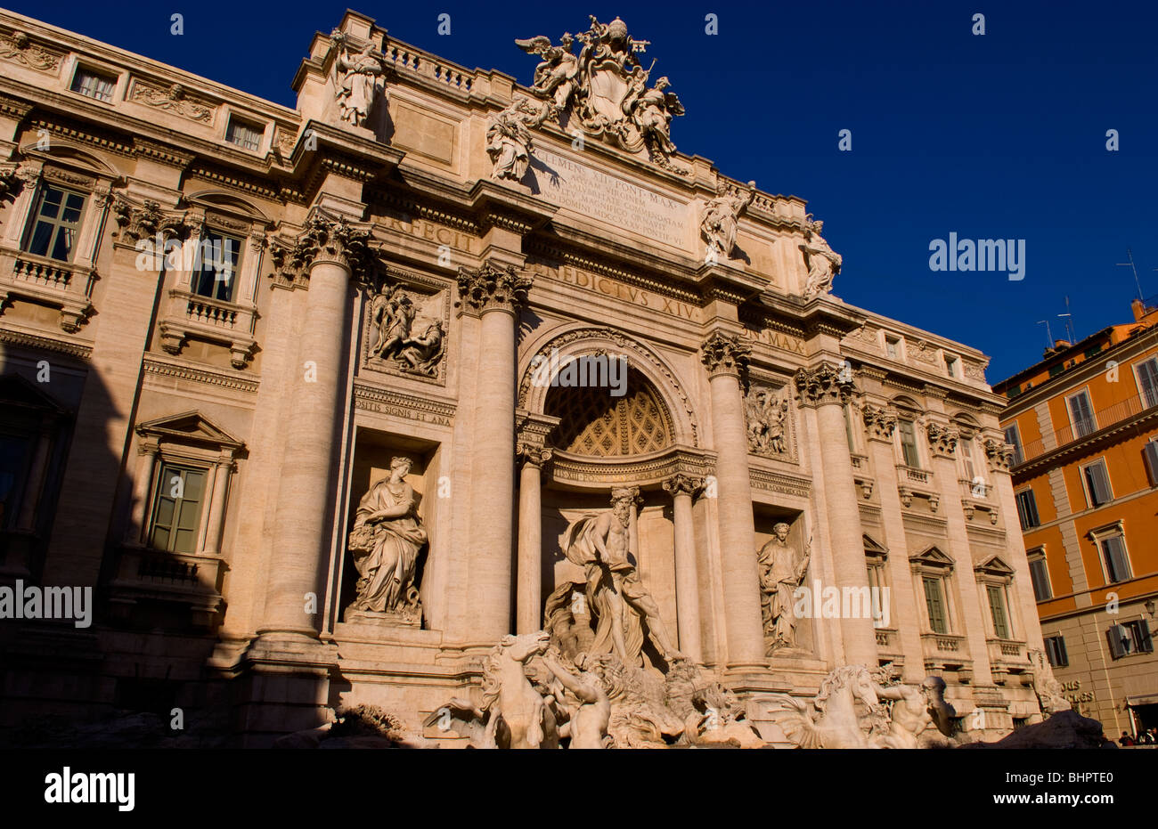 Throw coins fountain hires stock photography and images Alamy