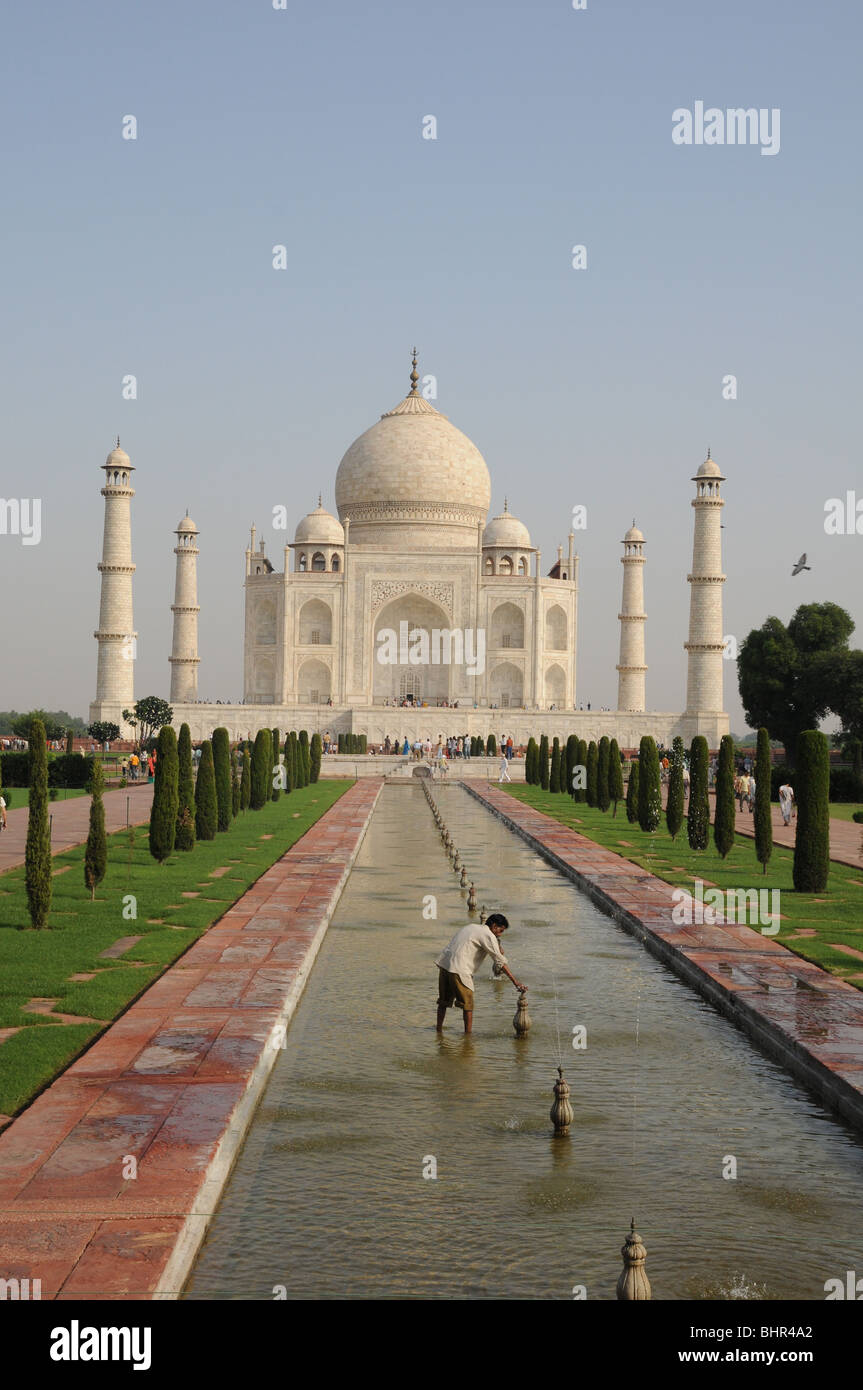 Man altering fountain at famous Taj Mahal in India Stock Photo Alamy