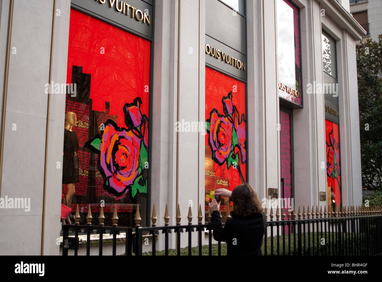 Paris, France, Woman Window Shopping, Shop WIndows, Luxury Fashion Shops, Louis  Vuitton building, LVMH Avenue Montaigne Stock Photo - Alamy